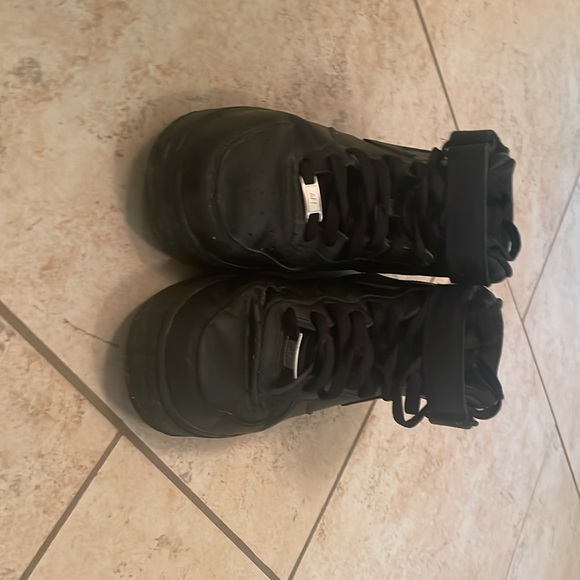 Black high top Nikes. Only one of the shoes are creased and the rest is new - Picture 5 of 5